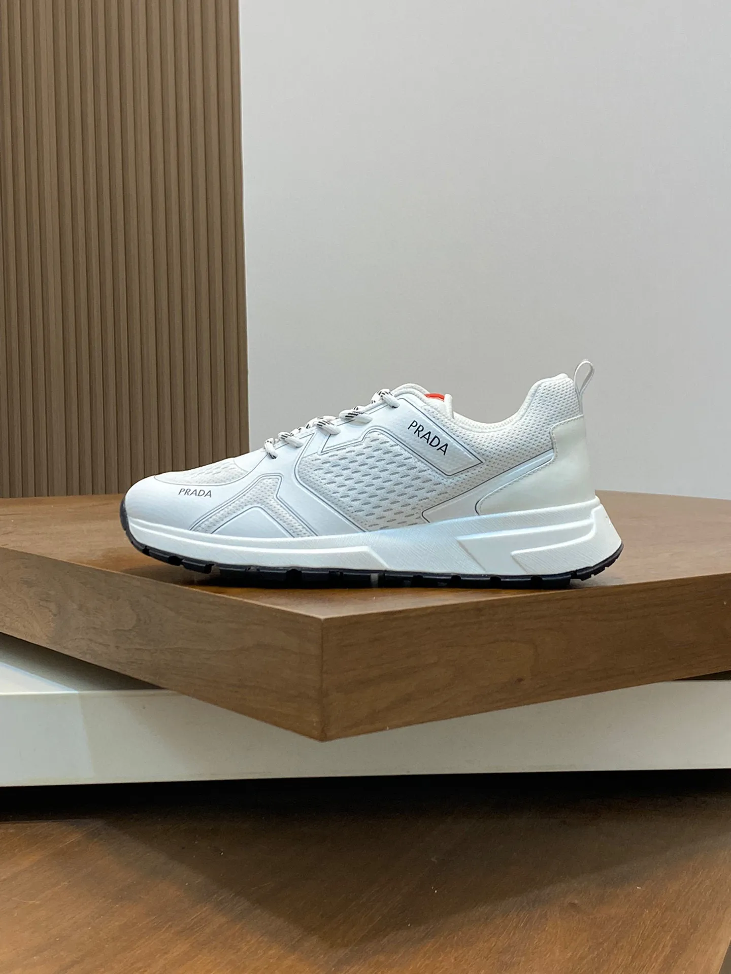 Men's Men's Shoes 💰780 Prada/Prada Men's Leather Casual Sports Shoes, great products made in Guangzhou! Made of imported solid-color calfskin stitched with mesh cowhide upper, three-dimensional geometric segmentation, precision manufacturing, even stitching, the leather texture can be seen at a glance, multi-color splicing, fashionable and generous, soft, comfortable and breathable, decorated with the PRADA letter logo on the outside. The tongue is decorated with the classic letter logo, and the heel is decorated with a fabric strap. It is a classic sports shoe shape of the P family, with a fabric lining, a cowhide footbed with a silver logo, and an exclusive rubber outsole of the P family. The details are carefully crafted, making it a versatile item for travel! Comes with original box and dust bag! Multiple colors available! Size: 39-40-41-42-43-44 standard leather shoe size